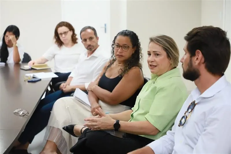 Prefeitura e rede hoteleira de Mata de São João discutem parceria para transporte de trabalhadores