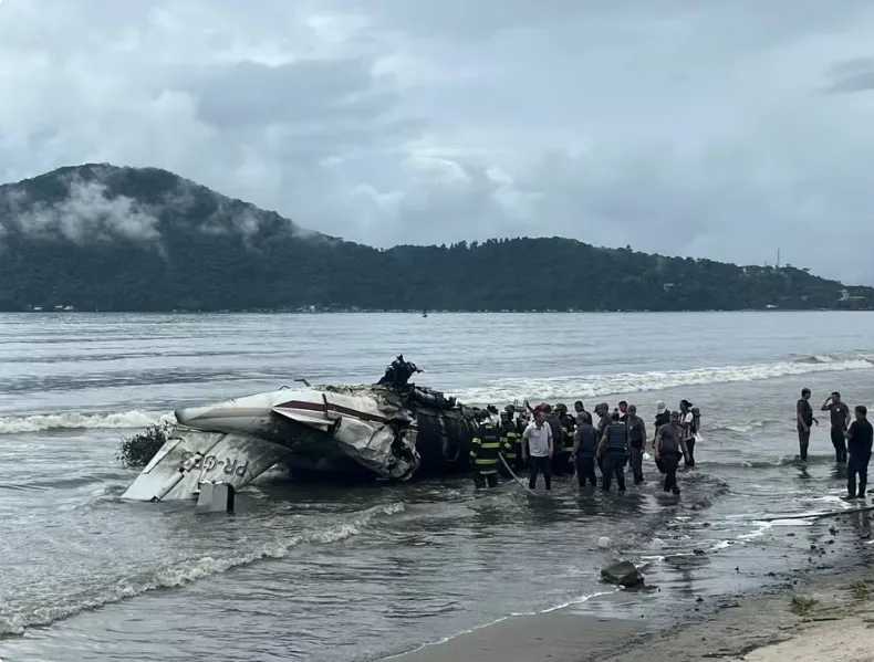 Avião passa direto da pista e explode em praia de Ubatuba; piloto morre