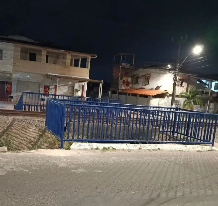 Prefeitura instala grades de proteção em local onde adolescente Amanda caiu em Dias d’Ávila
