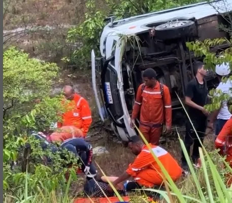 Grave acidente com micro-ônibus deixa feridos na BR-110 em Catu