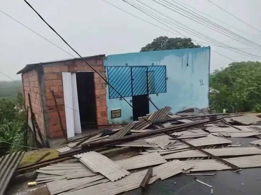 Chuva forte causa alagamentos e deixa casa destelhada em Mata de São João