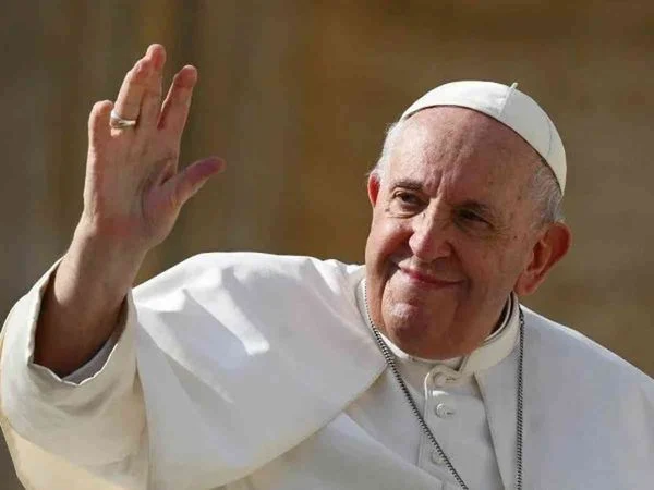 Vaticano muda regra e passa a aceitar que homens gays se tornem padres, desde que não façam sexo