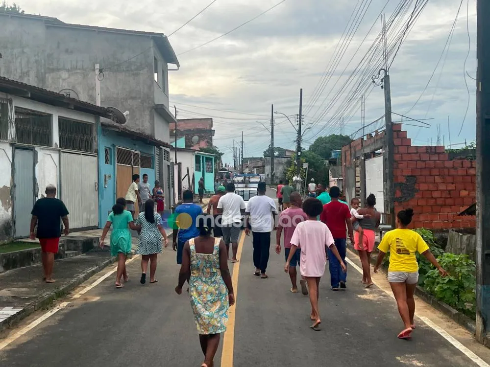 Sem energia há três dias, moradores fecham rua e impedem saída de veículo da Coelba