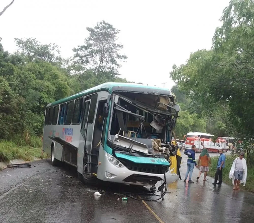 Acidente envolvendo ônibus de fiéis a caminho de Camaçari deixa feridos na BA-093