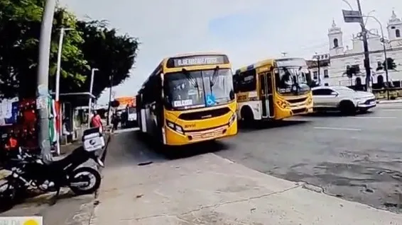 Acidente com dois ônibus deixa nove pessoas feridas em Salvador