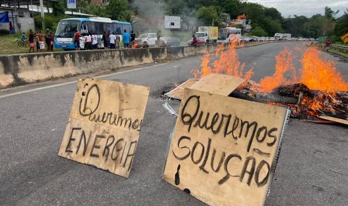 Há quatro dias sem luz, moradores de Palmares protestam e fecham a BA-093