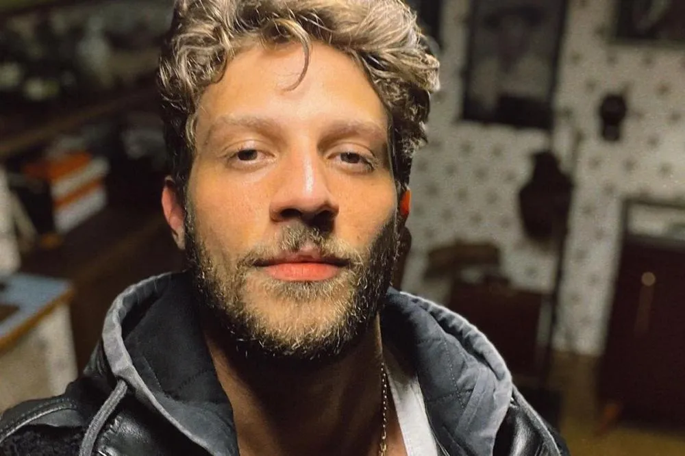 Chay Suede condena consumo de pornografia: “Das piores coisas que se pode fazer com a vida sexual de alguém”