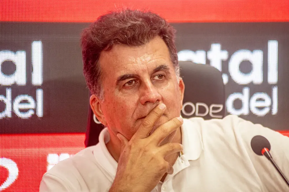 Fábio Mota critica gramado de estádio do Baianão: “É de propósito”