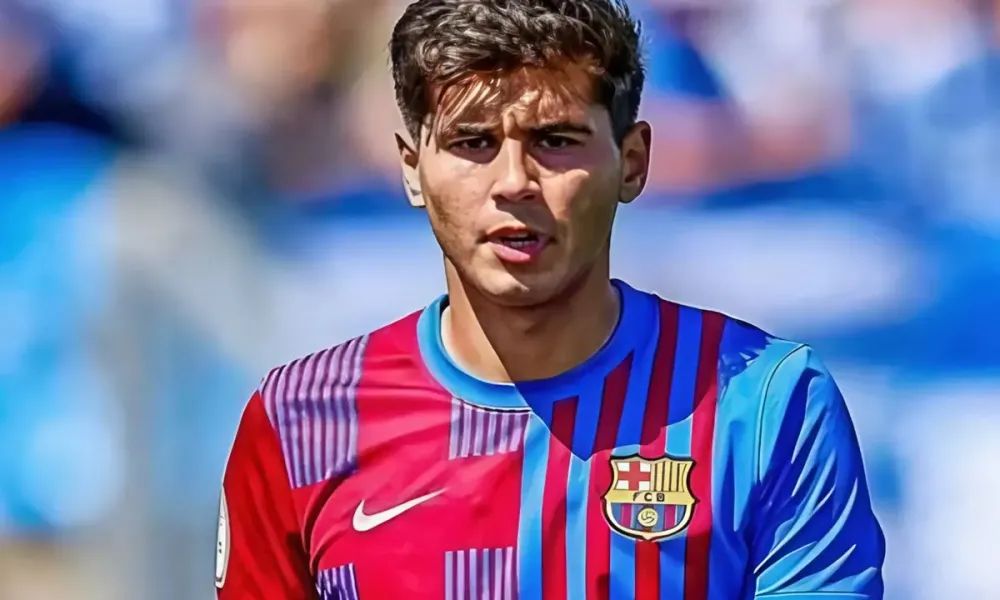 Zagueiro ex-Barcelona chega a Salvador para assinar com o Bahia