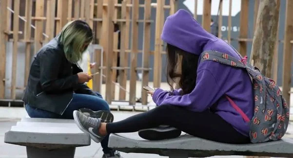 Alunos serão punidos? Veja as principais dúvidas sobre a proibição do uso de celulares nas escolas
