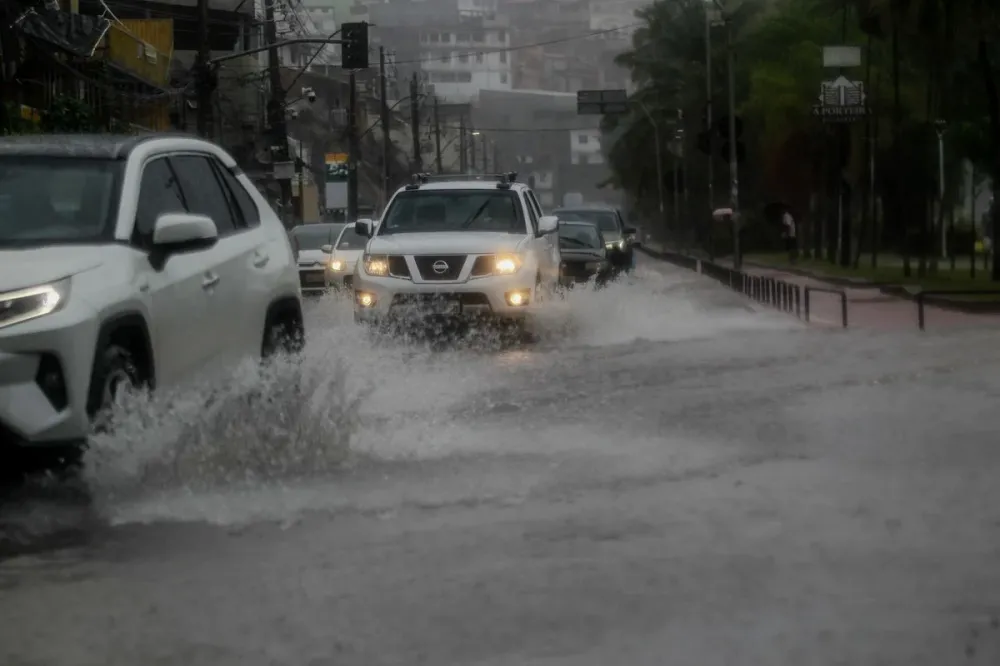 Inmet emite novo alerta de chuvas intensas para Bahia e mais 12 estados