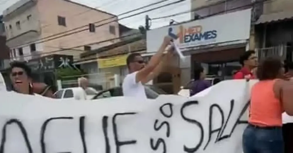 Servidores protestam contra atraso salarial em Lauro de Freitas