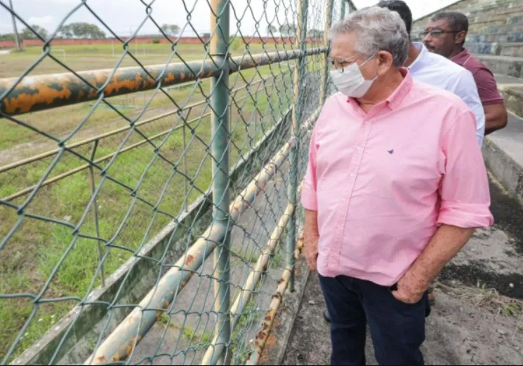Caetano fiscaliza estádio e assume compromisso de mudar ‘cenário de filme de terror’