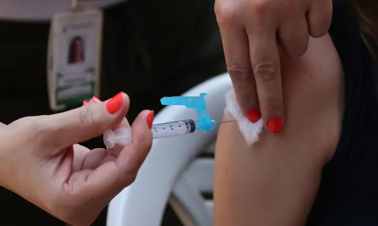 Campanha para aplicação da 2ª dose da vacina contra a dengue é intensificada