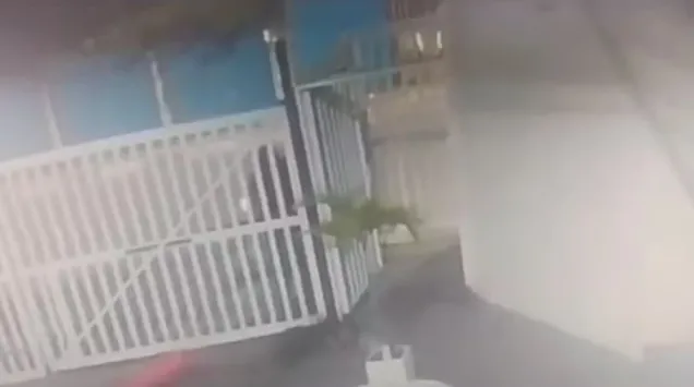 Jovem pula portão de condomínio, mas é alcançado e executado a tiros