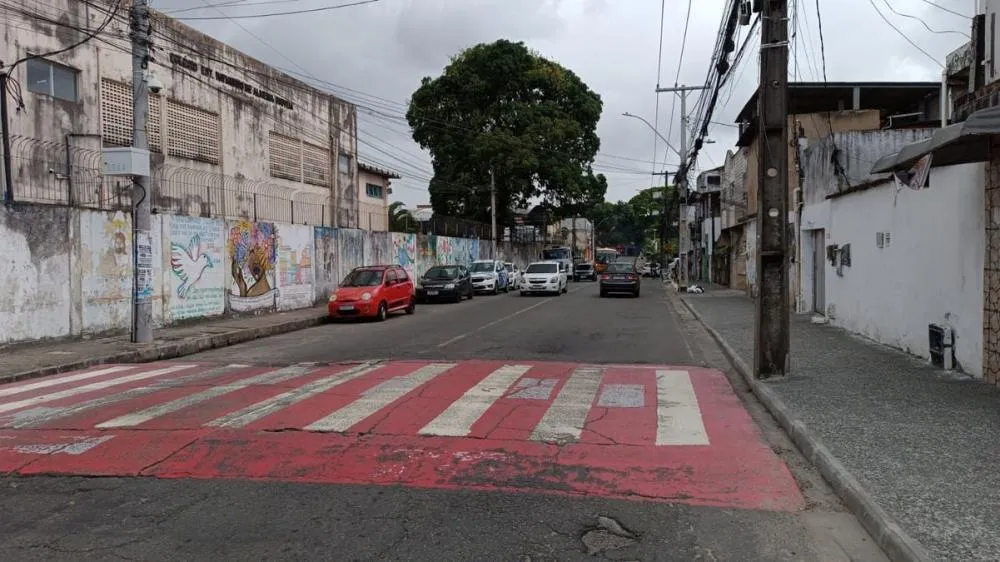Homens com fuzis usam ônibus para bloquear via em Castelo Branco; passageiros ficam em pânico