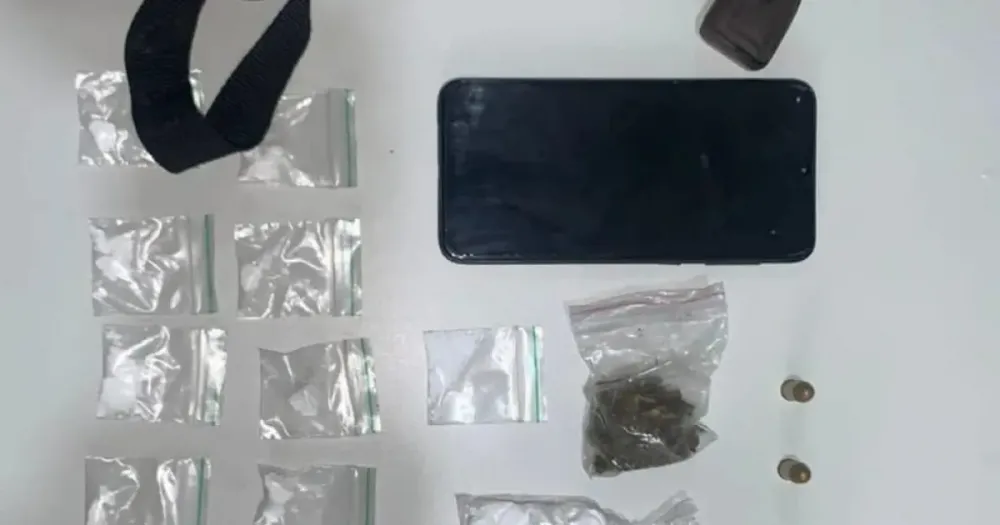 Arma e drogas são apreendidas após denúncias de tráfico cometido por adolescente em Camaçari