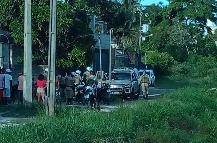 Suspeito morre após troca de tiros com a PM em Dias d'Ávila; mulher fica ferida
