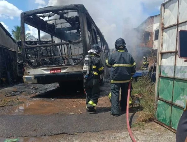 Incêndio de grandes proporções atinge sete veículos em Catu