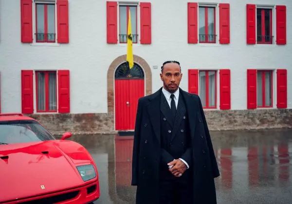 Lewis Hamilton divulga primeiras fotos com uniforme da Ferrari