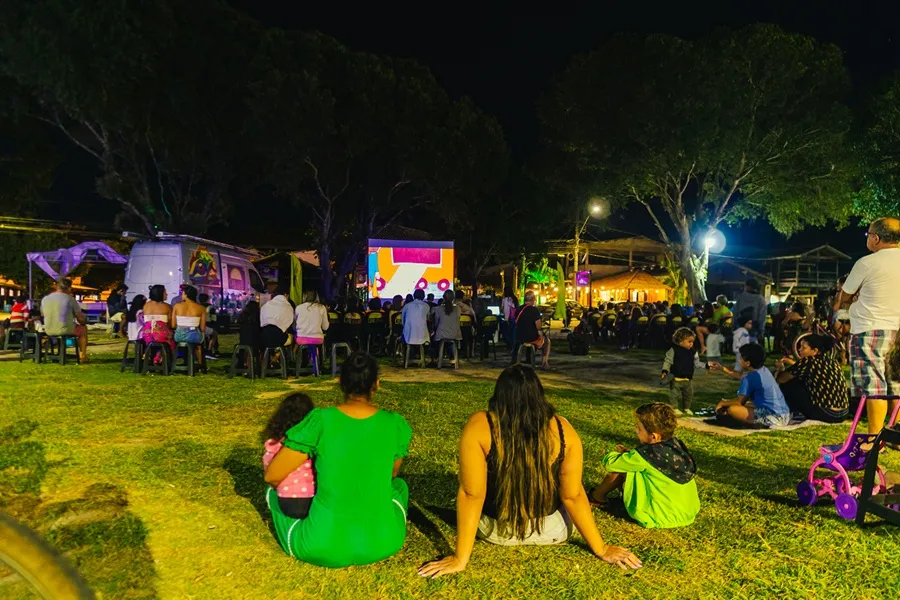 Furgão do CineSolar estaciona em Imbassaí com sessões de cinema movido a energia solar