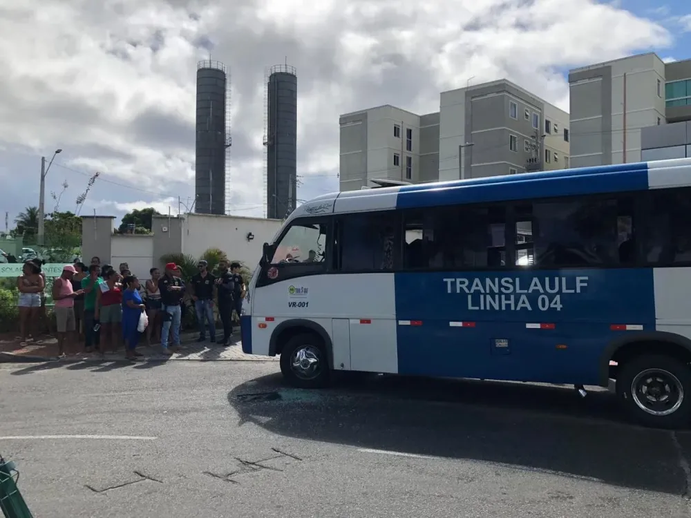 Rodoviário é morto a tiros dentro de ônibus em área de condomínios