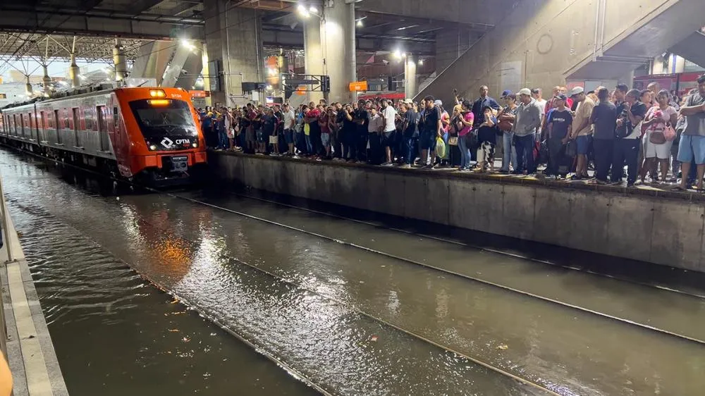 São Paulo tem ruas e estação do Metrô alagadas após fortes chuvas 