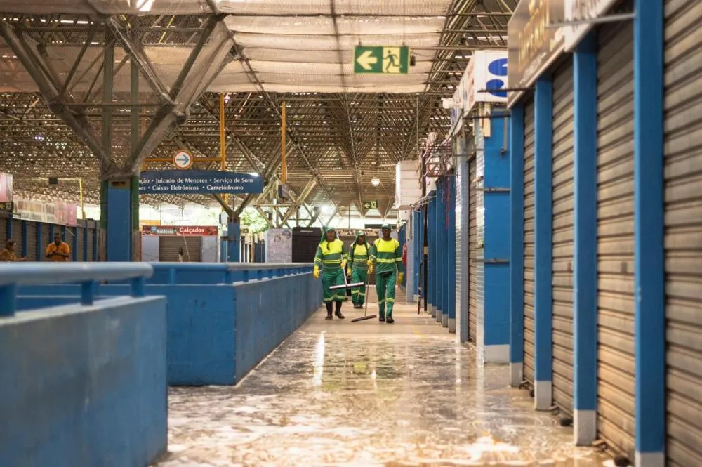 Faxinaço no Centro Comercial promove limpeza da rede de esgoto e higienização dos ambientes
