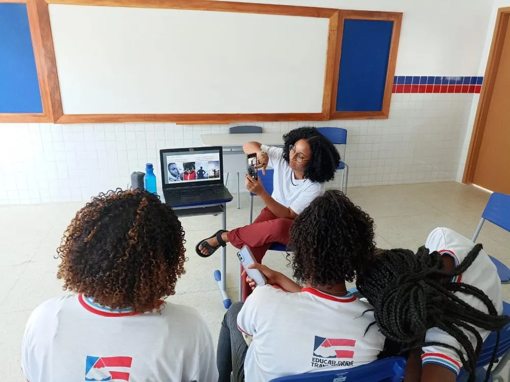 Exposição Espelho celebra olhar artístico dos estudantes da rede pública da RMS 