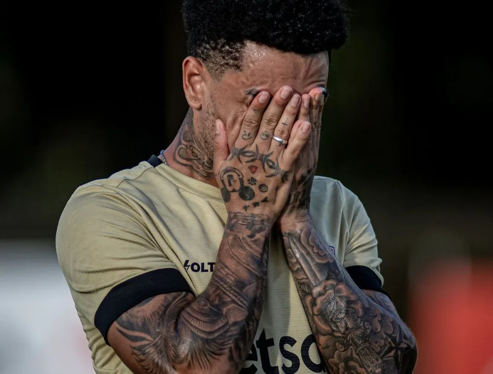 Thiago Carpini descarta retorno de Matheuzinho nos próximos jogos do Vitória: “Muito aquém”