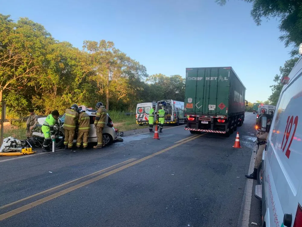 Colisão entre carros deixa duas pessoas em estado grave na BA-093