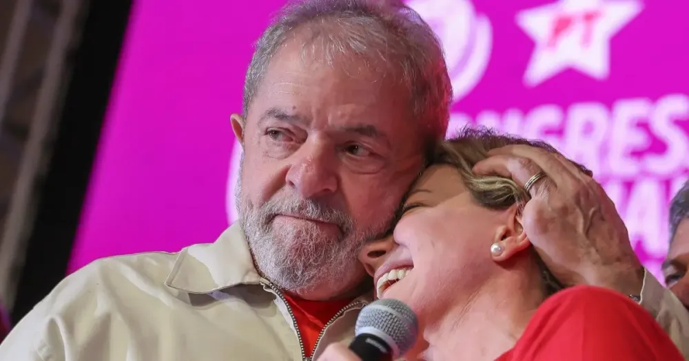 Lula chama Gleisi Hoffmann e sinaliza que ela assumirá ministério