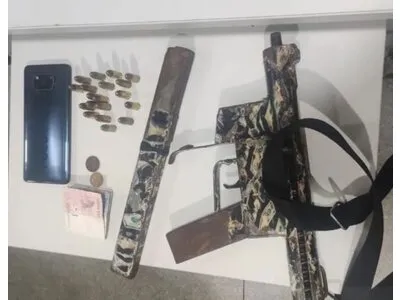 Homem com mandado de prisão é preso em Camaçari com submetralhadora