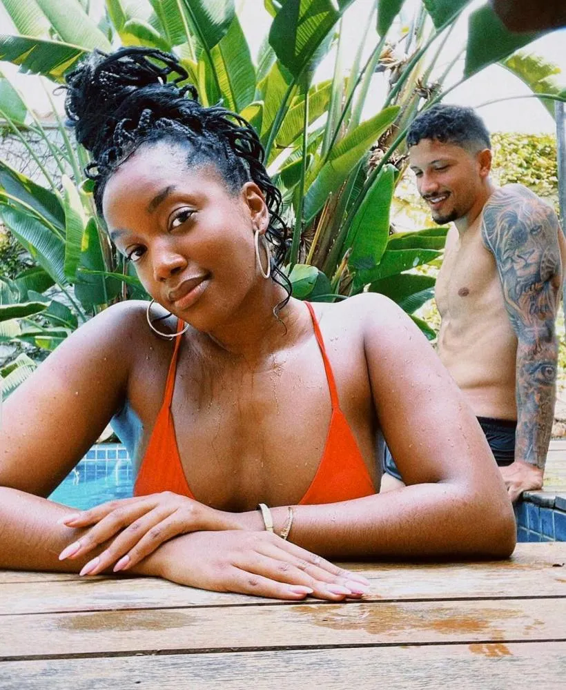 Após reconciliação, Iza e Yuri Lima curtem resort em Praia do Forte