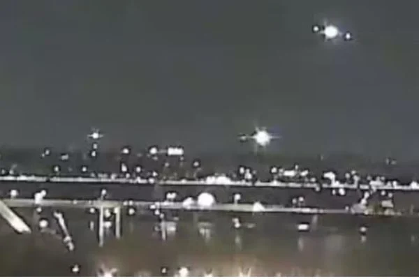 Faltavam controladores de voo no momento do choque entre avião e helicóptero nos EUA, diz jornal
