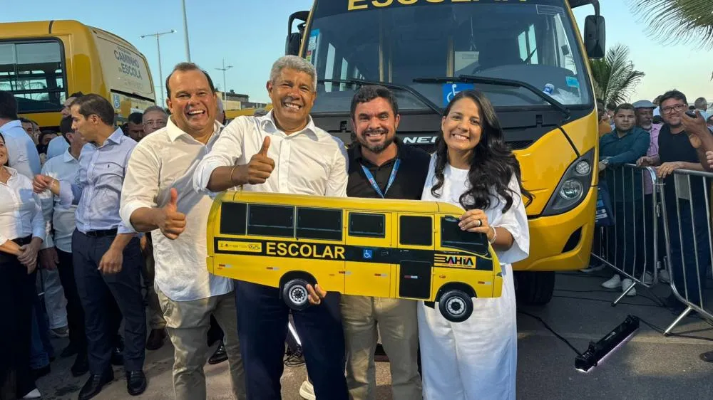 Ao lado do governador, prefeito Marcus Sarmento celebra a chegada de um novo ônibus escolar para o município