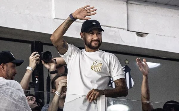 Neymar desembarca no Brasil para ser apresentado pelo Santos
