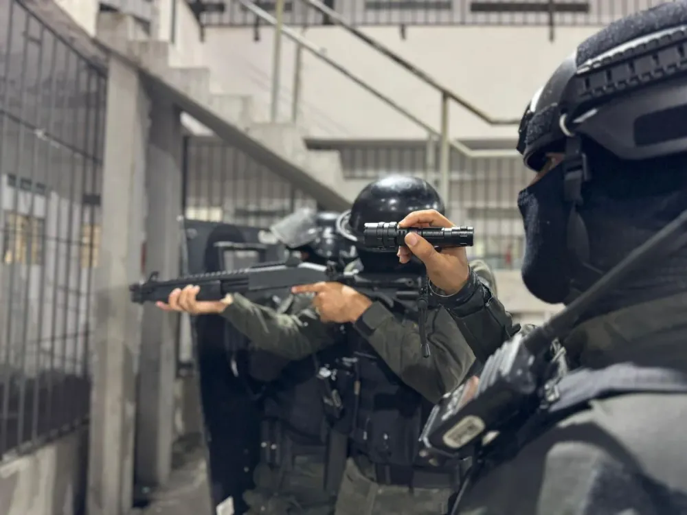 Polícia realiza operação em presídios na Mata Escura e Lauro de Freitas