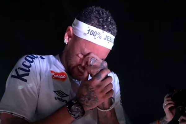 Neymar se emociona em apresentação na Vila Belmiro