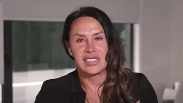 Atriz Karla Sofía chora após acusação de racismo e nega que vai desistir do Oscar