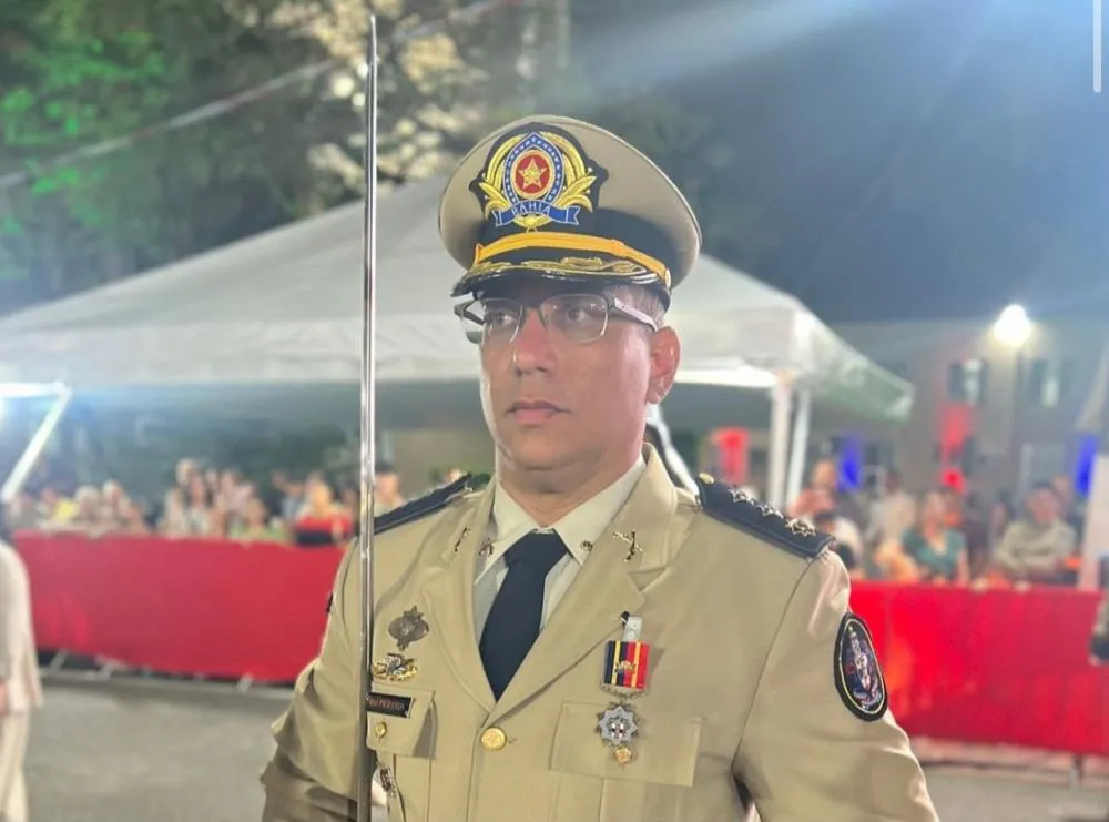 Comandante da 53ª CIPM é homenageado com medalha comemorativa de 200 anos da PMBA