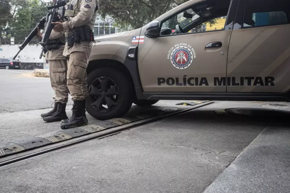 Homem morre em confronto com a PM em Camaçari; armas e drogas são apreendidas