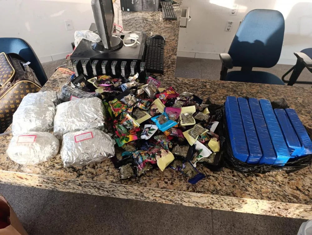 Polícia Militar prende em flagrante suspeito de tráfico de drogas em Camaçari