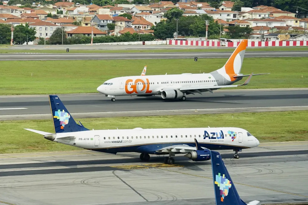 Em processo de fusão, Gol e Azul reduzem serviço de bordo