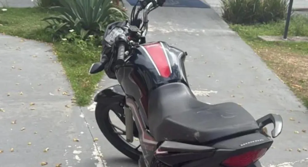 Polícia recupera motocicleta com restrição de roubo nas imediações do Morro da Manteiga