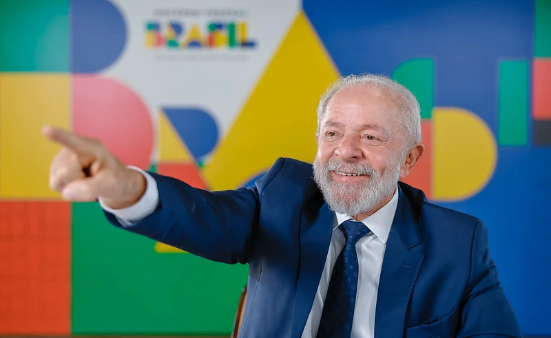 Lula usa gravata de grife que custa mais de R$ 1.600
