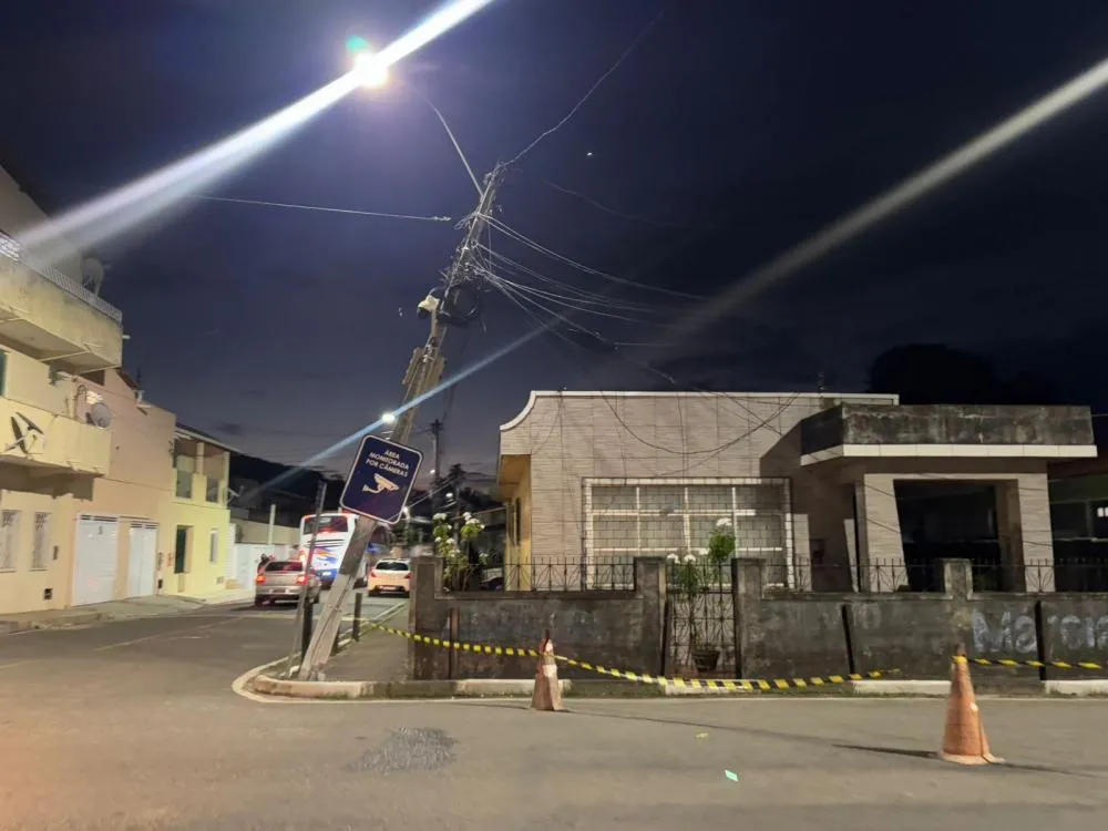 Poste inclina após caminhão puxar fios na Rua Recife; área foi interditada