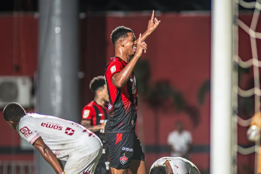 Vitória vence Porto com gol no último minuto e mantém liderança no Baianão