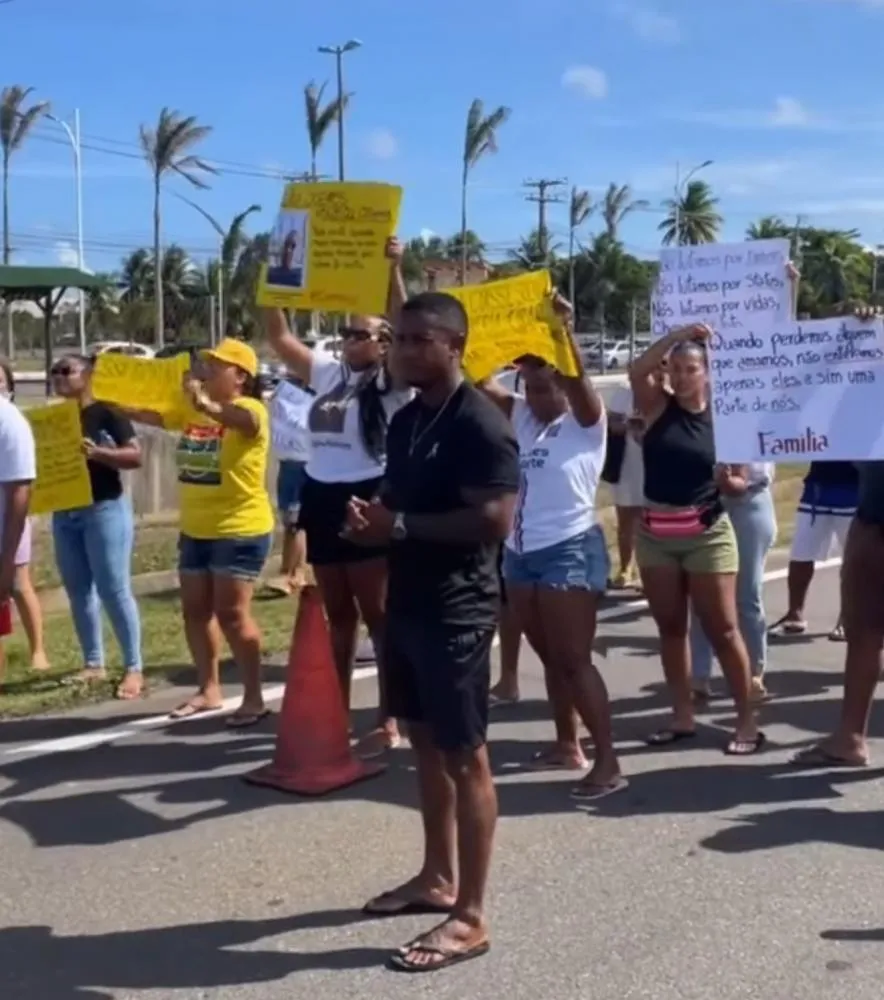Após mortes, moradores de Monte Gordo protestam por redutores de velocidade na Estrada do Coco