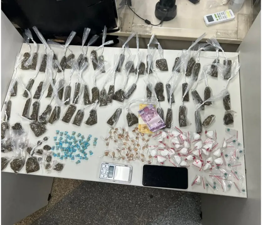 Suspeito de tráfico de drogas é alcançado pela PM em Arembepe